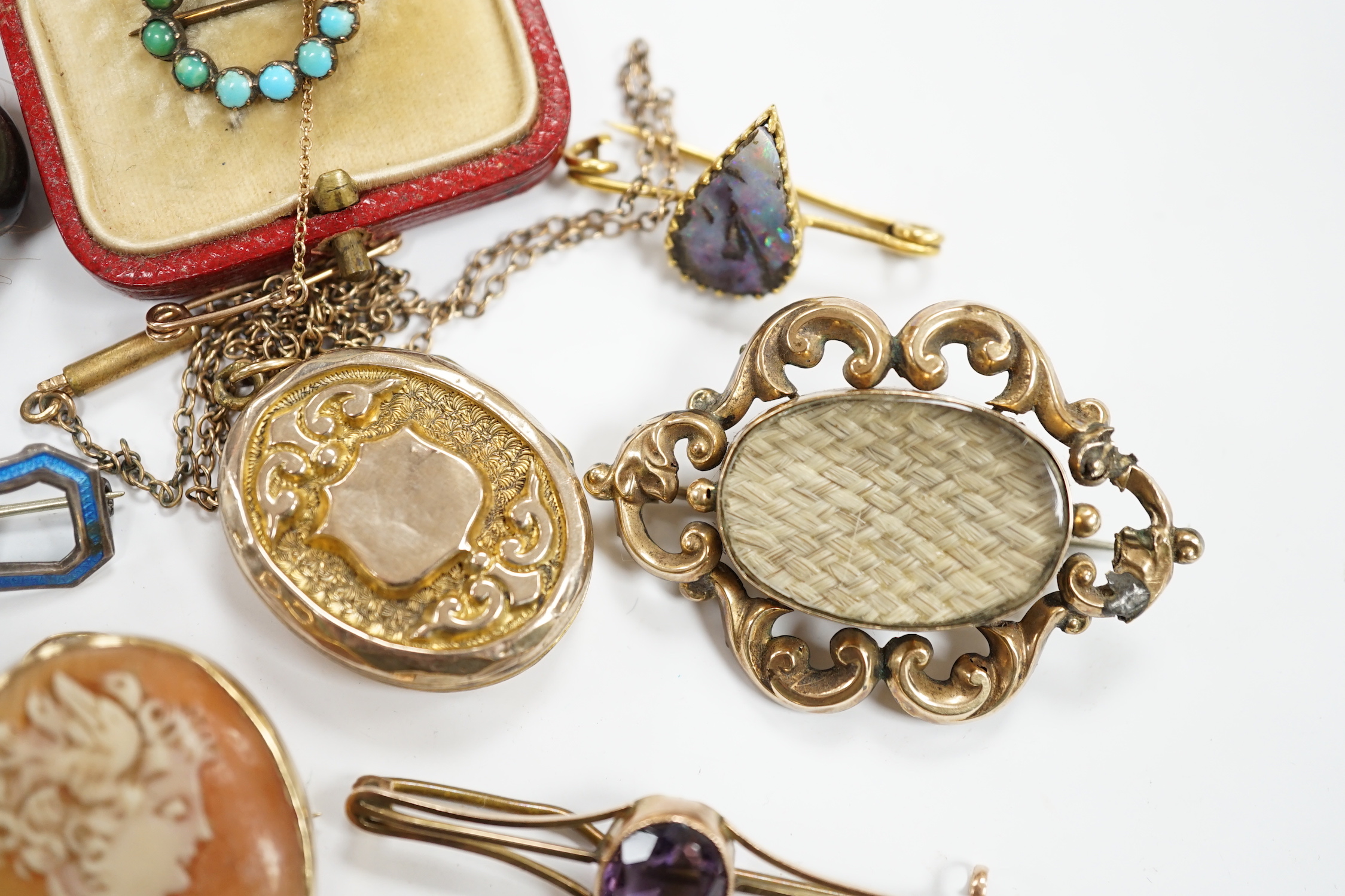 Three antique brooches, including a mourning brooch and a group of assorted jewellery including a 'Remember' locket, a 9ct mounted oval cameo shell brooch and a George V small silver and enamel buckle brooch by Charles H